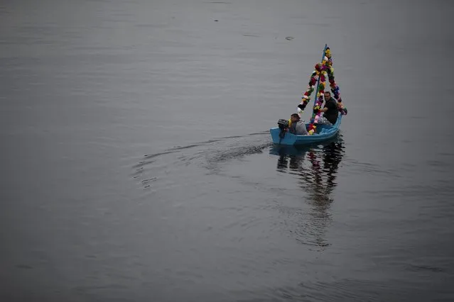 A boat arrives to receive the benediction during the festivity of “Nossa Senhora da Boa Viagem”, in Constancia April 6, 2015. (Photo by Rafael Marchante/Reuters)