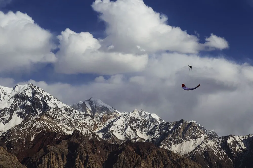 Extreme Photographer Seriously Injured while Paragliding over Mountains in Pakistan