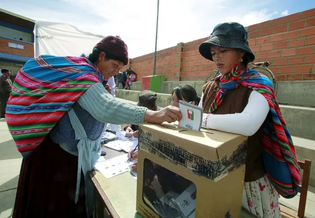 Aymara indigenous women participate in a national referendum in El Alto, Bolivia February 21, 2016. Bolivia goes to the polls on Sunday in a referendum that will decide if President Evo Morales can stay in power for a fourth term, with the result looking uncertain as support for the once popular leader has ebbed. (Photo by David Mercado/Reuters)