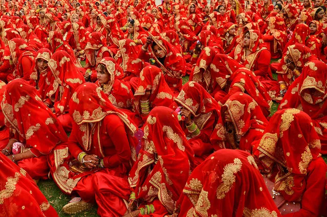  Indian Muslim brides-to-be gather as they participate in a mass wedding ceremony in Ahmedabad on March 3, 2019. (Photo by Sam Panthaky/AFP Photo)