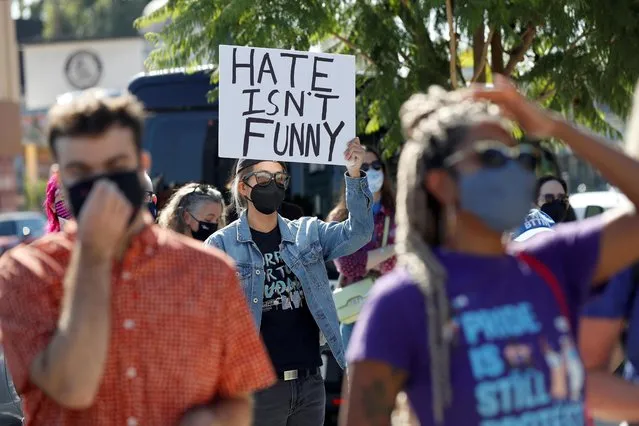 People attend a rally in support of the Netflix transgender employee walkout “Stand Up in Solidarity” to protest the streaming of comedian Dave Chappelle's new comedy special, in Los Angeles, California, U.S. October 20 2021. (Photo by Mario Anzuoni/Reuters)