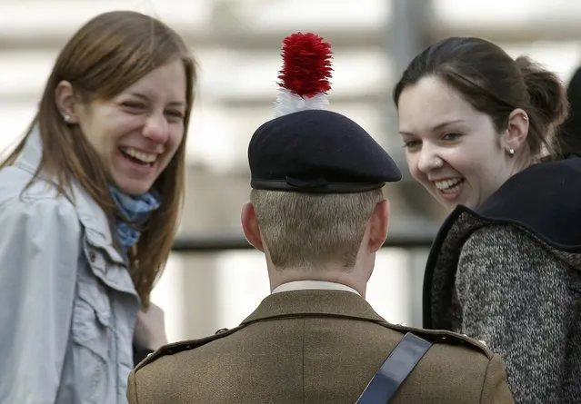 A captain from the Royal Regiment Of Fusiliers speaks with tourists on the final day of 70th anniversary Victory in Europe (VE) day commemorations in central London May 10, 2015. (Photo by Peter Nicholls/Reuters)