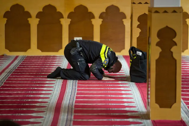 A Dutch police officer prays at the Al Kabir mosque in Amsterdam, Netherlands, Sunday, March 5, 2017, where a meeting took place to show solidarity with Muslims, and protest against racism and discrimination. (Photo by Peter Dejong/AP Photo)