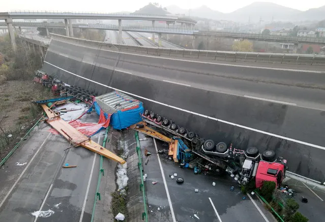 Overturned vehicles are seen at the site where a highway flyover collapsed in Ezhou, Hubei province, China on December 19, 2021. Picture taken with a drone. (Photo by Cnsphoto via Reuters)