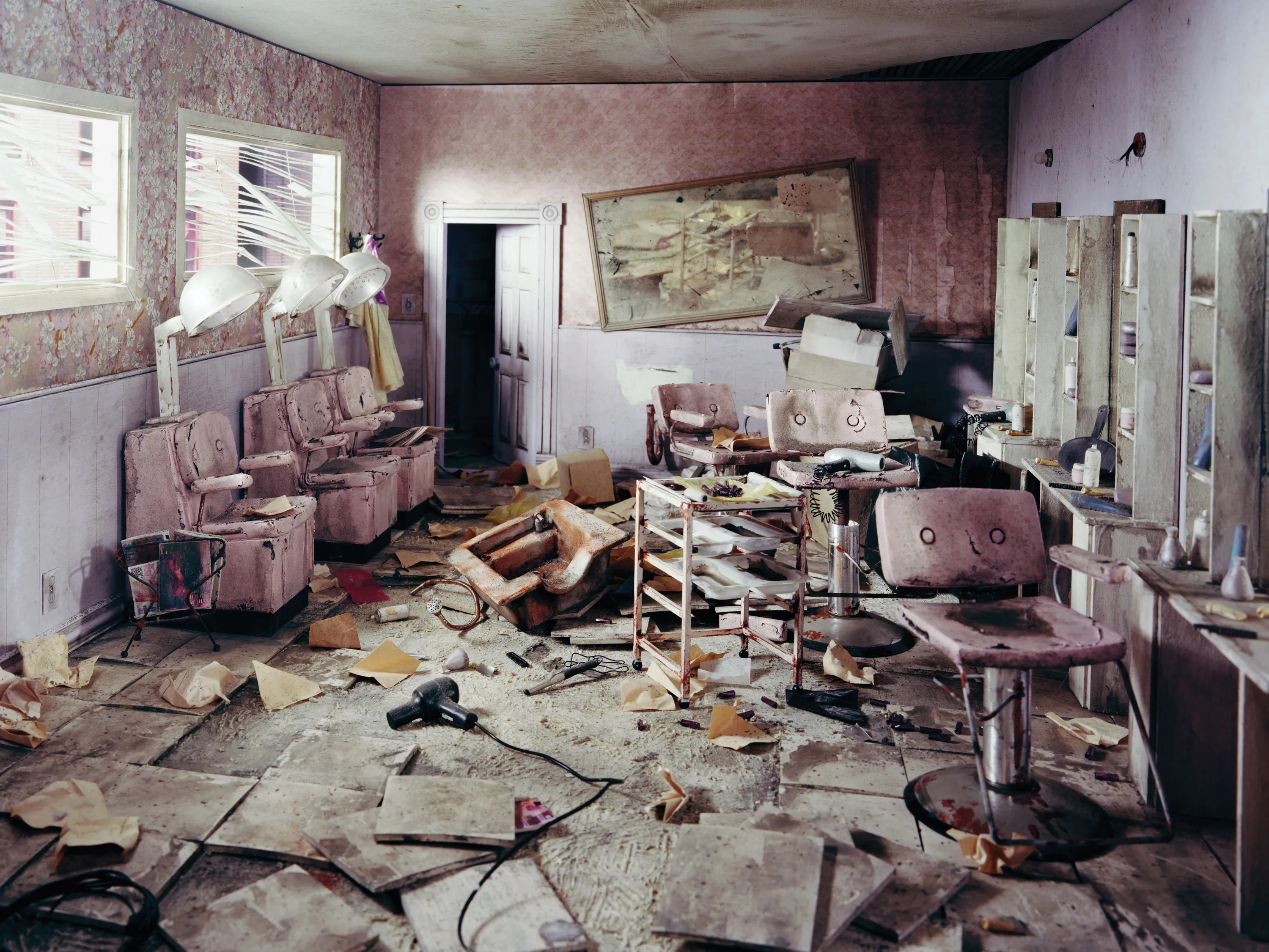 Разрушенный магазин. Разрушенная комната. Квартира постапокалипсис. Разрушенная квартира. Комната в стиле постапокалипсис в квартире.