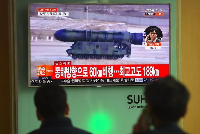 People watch a television news showing file footage of a North Korean missile launch, at a railway station in Seoul on April 5, 2017. Nuclear-armed North Korea fired a ballistic missile into the Sea of Japan on April 5, just ahead of a highly-anticipated China-US summit at which Pyongyang's accelerating atomic weapons programme is set to top the agenda. (Photo by Jung Yeon-Je/AFP Photo)