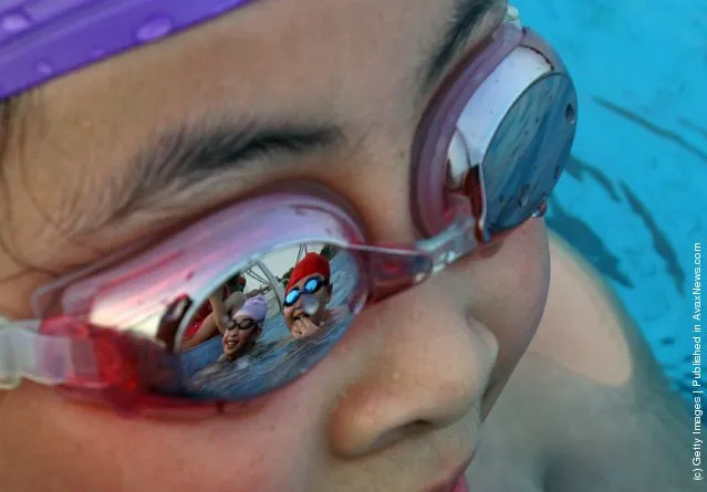 A child attends a training session in a swimming pool