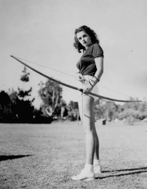 Actress Jane Russell tests her skill with a bow and arrow, July 25, 1941. Jane is scheduled to appear in the upcoming motion picture, “The Outlaw”. (Photo by AP Photo)