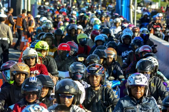 Indonesians on their motorbikes wait to cross up to Madura Island through Suramadu Bridges in Surabaya, East Java, Indonesia 05 July 2016. Muslims across Indonesia are moving from major cities back to their home towns, to celebrate the Muslim Eid al-Fitr festival, which marks the end of the Muslim fasting month of Ramadan. Eid al-Fitr is the celebration following the holy fasting month of Ramadan when Muslims stop fasting from sunrise to sunset. (Photo by Fully Handoko/EPA)