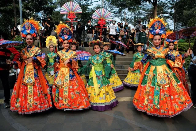 A traditional dance group performs on the sidewalk in Jakarta, Indonesia on July 26, 2022. (Photo by Ajeng Dinar Ulfiana/Reuters)