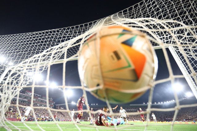 Cruzeiro's forward #19 Kaio (C-right) scores a goal to Lanus' goalkeeper #26 Nahuel Losada (C-left) during the Copa Sudamericana semi-final second leg football match between Argentina's Lanus and Brazil's Cruzeiro at the Ciudad de Lanus stadium in Lanus, Buenos Aires province, Argentina, on October 30, 2024. (Photo by Alejandro Pagni/AFP Photo)