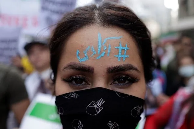 An Iranian woman living in Turkey with “Freedom” written on her forehead, takes part in a protest following the death of Mahsa Amini, near the Iranian consulate in Istanbul, Turkey on October 4, 2022. (Photo by Murad Sezer/Reuters)