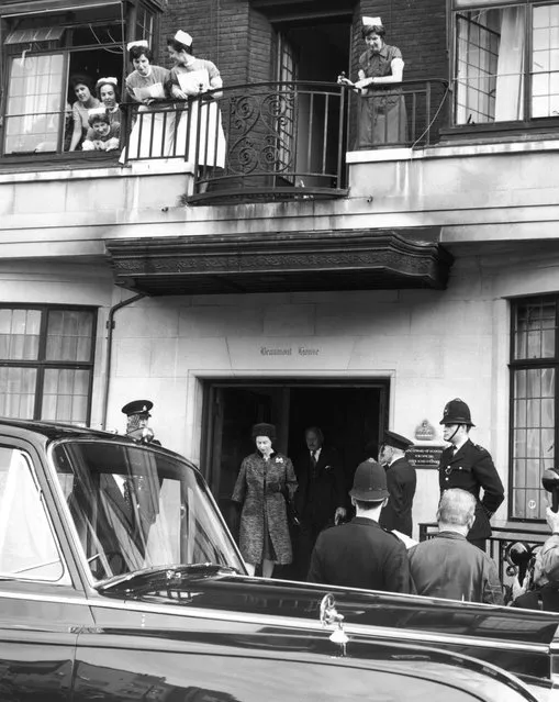Queen Elizabeth II leaving the King Edward VII Hospital in London, with her Private Secretary Sir Michael Adeane, after visiting Prime Minister Harold Macmillan (1894–1986), 18th October 1963. Macmillan had sent the Queen his letter of resignation, which was prompted by his ill health, earlier in the day. (Photo by Central Press/Hulton Archive)