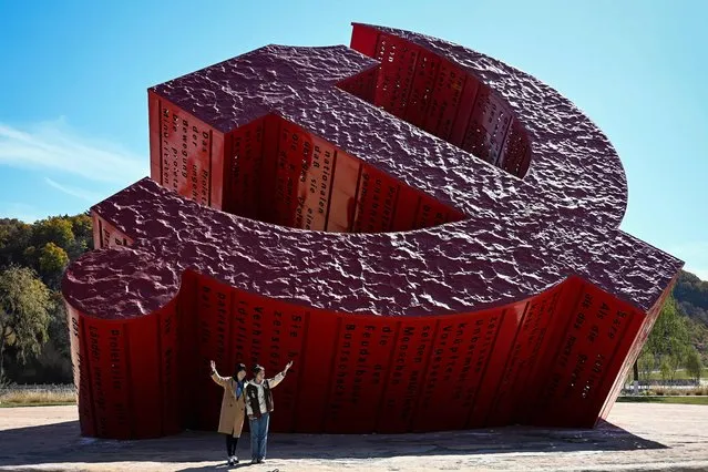 People for photos next to a Communist monument in Nanniwan in Yan’an city, China’s northwest Shaanxi province on October 16, 2022, on the first day of 20th Chinese Communist Party Congress. (Photo by Jade Gao/AFP Photo)