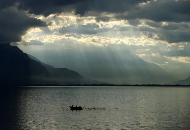 Fishermen on a boat recover nets on Lake Leman on an autumn morning in Chardonne, Switzerland October 27, 2017. (Photo by Denis Balibouse/Reuters)