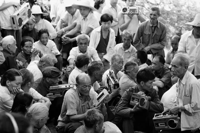 Residents hold tape recorders to record folk songs during a singing contest in Guilin, Guangxi Zhuang autonomous region in 1988. (Photo by Reuters/China Daily)