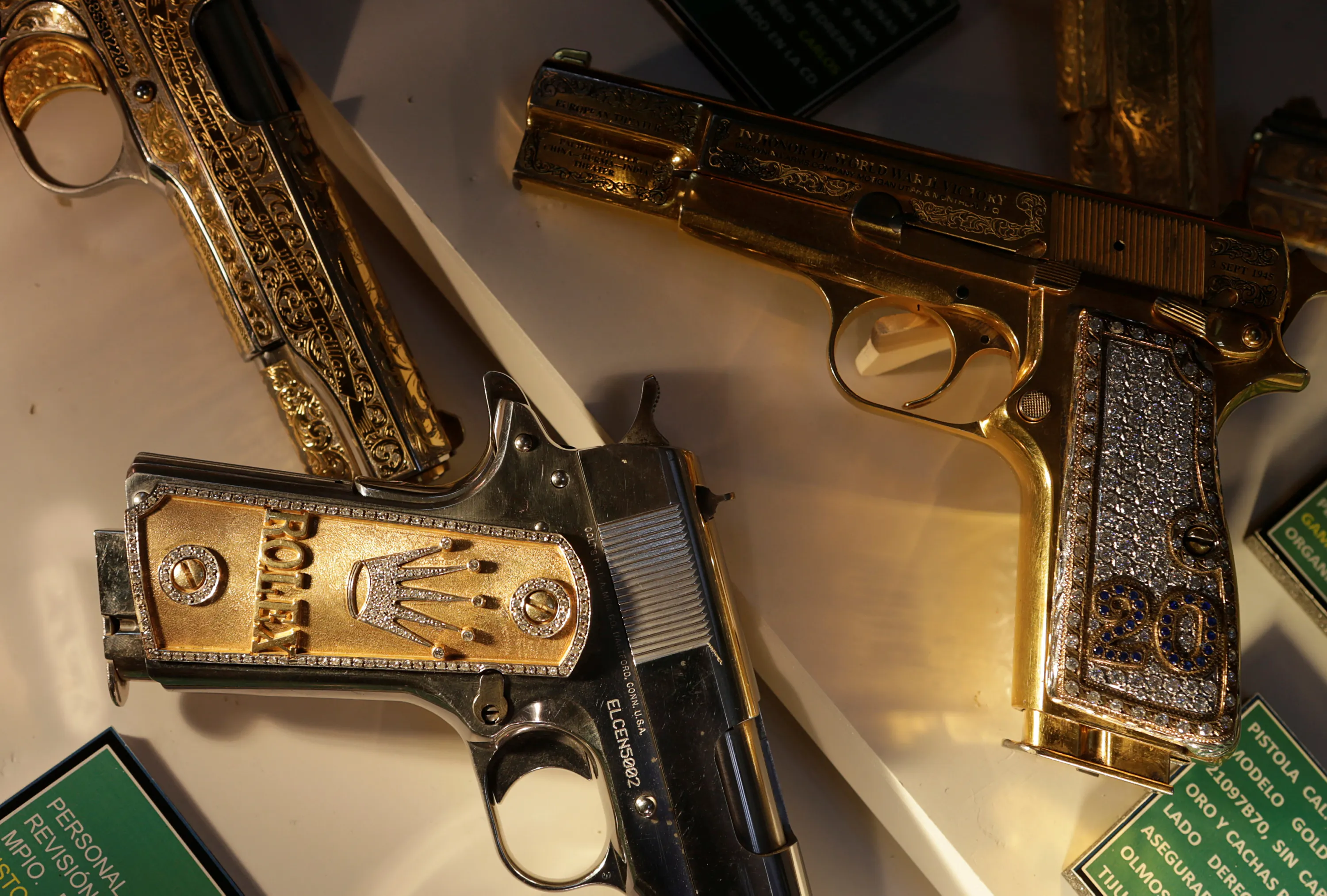 Gold guns. Colt 1911 наркобаронов. Золотое оружие наркобаронов. Оружие мексиканских наркобаронов. Мексиканский Картель золотое оружие.