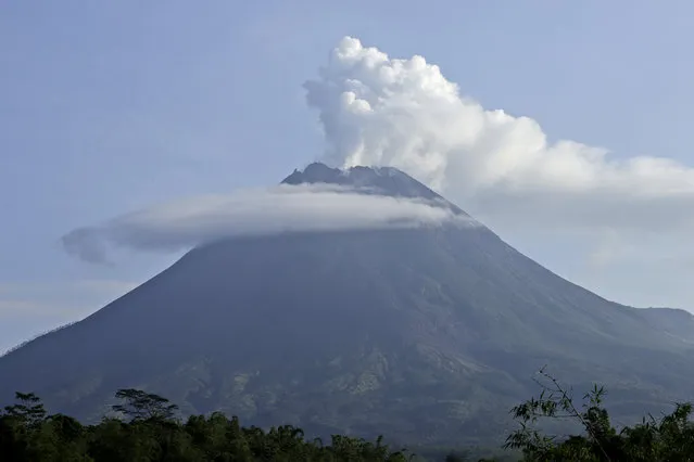 Mount Merapi spews volcanic steam from its crater seen from Sleman, Yogyakarta, Indonesia, Thursday, January 7, 2021. The 2,968-meter (9,737-foot) mountain spewed avalanches of hot clouds on Thursday morning amid its increasing volcanic activities. (Photo by Taufiq Rozzaq/AP Photo)
