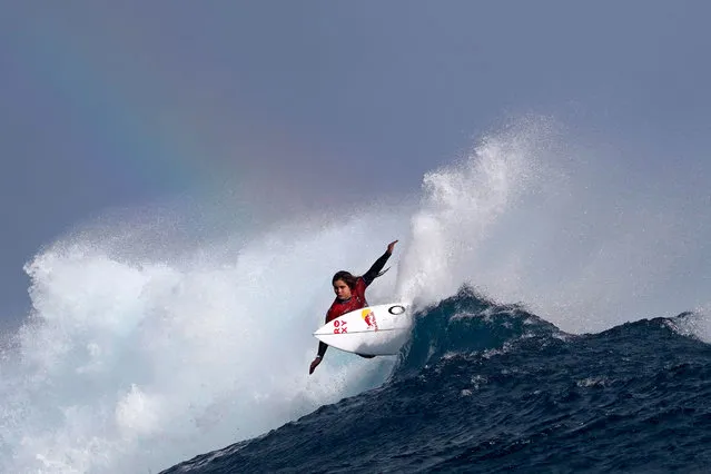 USA's surfer Caroline Marks rides a wave during the women's final in the World Surf League (WSL) Tahiti pro competition, also a surfing test event for the Paris Olympic Games 2024, in Teahupo'o in Tahiti, French Polynesia on August 16, 2023. (Photo by Jerome Brouillet/AFP Photo)