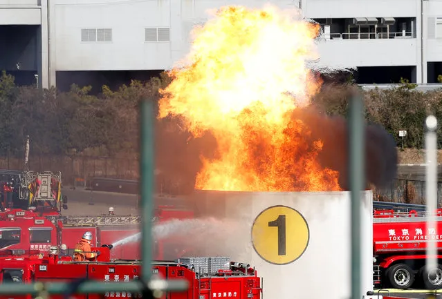 Firefighters perform drills during a New Year demonstration by the fire brigade in Tokyo, Japan, January 6, 2017. (Photo by Toru Hanai/Reuters)