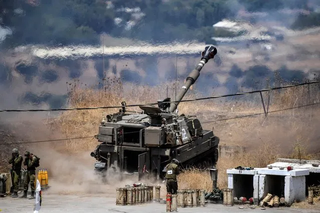 An Israeli artillery gun fires a shell into Lebanon on the Israeli side of the Israel Lebanon border on August 6, 2021. The militant Hezbollah group said it fired rockets near Israeli positions close to the Lebanese border, calling it retaliation for Israeli airstrikes on southern Lebanon a day earlier. (Photo by Gil Eliyahu/Reuters)