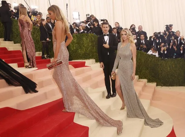 Model Kate Upton (R) walks up the staircase with other models as she arrives at the Metropolitan Museum of Art Costume Institute Gala (Met Gala) to celebrate the opening of “Manus x Machina: Fashion in an Age of Technology” in the Manhattan borough of New York, May 2, 2016. (Photo by Lucas Jackson/Reuters)