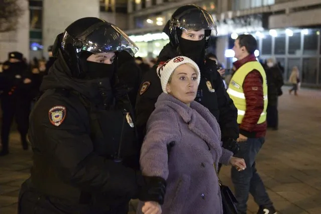 Police detain a demonstrator during a protest against Russia's attack on Ukraine in Moscow, Russia, Saturday, February 26, 2022. Protests against the Russian invasion of Ukraine resumed on Saturday evening, with people taking to the streets of Moscow and St. Petersburg for the third straight day despite mass arrests. OVD-Info rights group reported that at least 325 people were detained in 26 Russian cities on Saturday in antiwar protests, nearly half of them in Moscow. (Photo by Denis Kaminev/AP Photo)