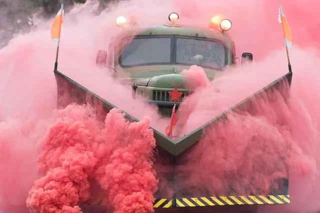 Andre Krumbiegel drives in a «SIL» pointed plough through the pink fog of a smoke body in Saxony, Germany on October 2, 2019. The occasion is the forthcoming Eastern Bloc meeting on 6 October in Großhartmannsdorf, to which motor vehicles and commercial vehicles from former socialist countries can be brought, exhibited and demonstrated. Photo by Sebastian Kahnert/dpa-Zentralbild/Keystone)