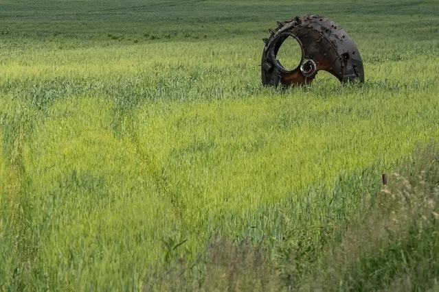 A turret of a destroyed armoured fighting vehicle is seen in a wheat field, as Russia's attack on Ukraine continues, outside the town of Ichnia, in Chernihiv region, Ukraine on June 7, 2022. (Photo by Vladyslav Musiienko/Reuters)