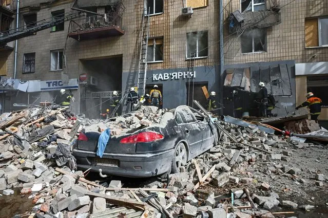 Firefighters search in the rubble after an apartment was hit by a missile strike in Kharkiv, on September 6, 2022, amid the Russian invasion of Ukraine. (Photo by Sergey Bobok/AFP Photo)