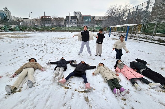 On the January 7, 2025, when a heavy snow warning was issued, students at Gwangju Eunbit Elementary School are having fun lying on the snow-covered playground. (Photo by Kim Young-geun)
