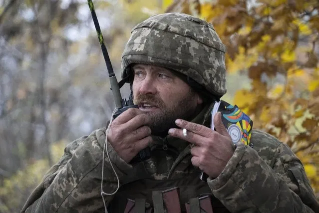 A Ukrainian officer gives commands during the battle in the front line near Bakhmut, in the Donetsk region, Ukraine, Thursday, October 27, 2022. (Photo by Efrem Lukatsky/AP Photo)