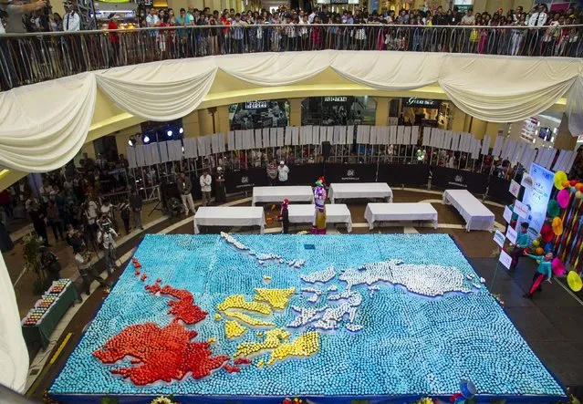 A Philippine map by the size of 32 feet by 26 feet, made of some 15,000 cupcakes, is displayed before the cupcakes are distributed to mall-goers in Baguio city, north of Manila September 20, 2015. (Photo by Harley Palangchao/Reuters)