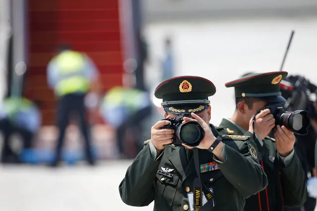 Chinese soldiers take pictures as leaders arrive at the Hangzhou Xiaoshan international airport before the G20 Summit in Hangzhou, Zhejiang province, China September 2, 2016. (Photo by Aly Song/Reuters)