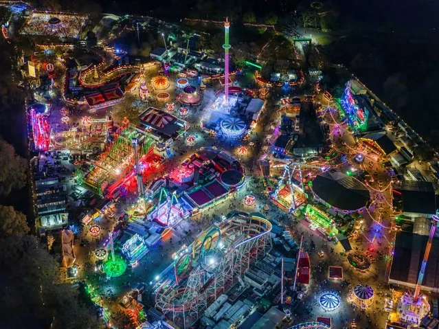 Winter Wonderland on December 1, 2022 in Hyde Park, London. A high-flying photographer has captured of London at Christmas – by taking pictures while hanging out of a helicopter. (Photo by Jeffrey Milstein/South West News Service)