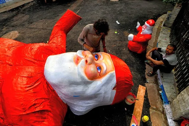 An artist seen giving a final touch to an effigy of Santa Claus before the Christmas celebration in Kolkata on December 20, 2022. Christmas is an annual festival commemorating the birthday of Jesus Christ celebrated on December 25 worldwide. (Photo by Avishek Das/SOPA Images/Rex Features/Shutterstock)