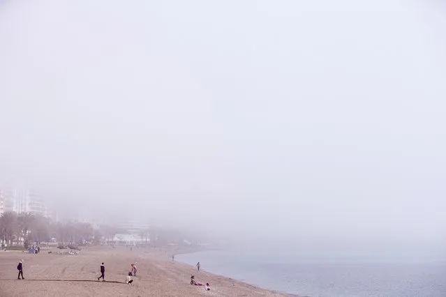 A dense fog covers the sea at La Malagueta beach, in Malaga, Spain, 04 February 2020. This weather phenomenon is known by Malaga's fishers as “Taro”, a Phoenician word originally that describes a dense fog covering Malaga's beaches caused by hot air from northern Africa makes contact with cooler Alboran Sea waters. (Photo by Jorge Zapata/EPA/EFE)