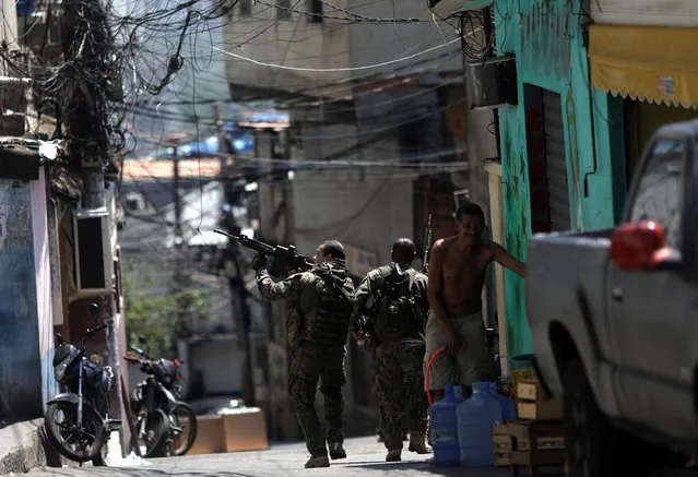 Members of the Police Special Operations Battalion (BOPE) walk during an operation against drug dealers in Rocinha slum in Rio de Janeiro, Brazil, January 25, 2018. (Photo by Ricardo Moraes/Reuters)