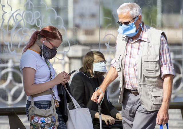 People wearing face masks as they wait at a train station in Prague, Czech Republic, Thursday, September 17, 2020 The number of new confirmed coronavirus infections have hit a record in the Czech Republic, surpassing 2,000 cases in one day for the first time. (Photo by Sulova Katerina/CTK via AP Photo)