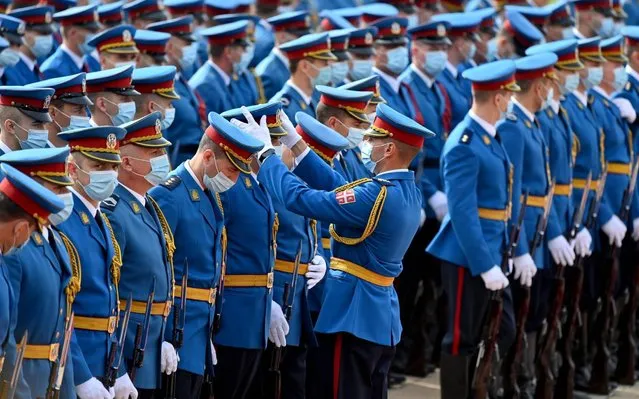 Soldiers of the Serbian Army honour guard prepare ahead of taking part in a welcome ceremony for Prince Albert II of Monaco prior to his meeting with Serbia's President Alekdandar Vucic in Belgrade on October 7, 2020. (Photo by Andrej Isakovic/AFP Photo)