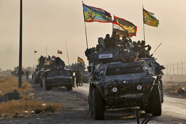 Iraqi forces deploy in the area of al- Shourah, some 45 kms south of Mosul, as they advance towards the city to retake it from the Islamic State (IS) group jihadists, on October 17, 2016 Iraqi Prime Minister Haider al- Abadi announced earlier in the day that the long- awaited operation to recapture Mosul was under way. (Photo by Ahmad Al-Rubaye/AFP Photo)