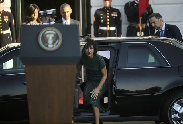 U.S. President Barack Obama and first lady Michelle Obama watch as Agnese Landini, wife of Italy's Prime Minister Matteo Renzi arrives for an official arrival ceremony on the South Lawn of the White House in Washington, U.S., October 18, 2016. (Photo by Carlos Barria/Reuters)