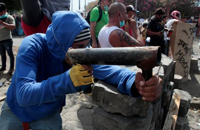 A demonstrator fires a homemade mortar towards riot police during a protest over a controversial reform to the pension plans of the Nicaraguan Social Security Institute (INSS) in Managua, Nicaragua April 21, 2018. (Photo by Oswaldo Rivas/Reuters)