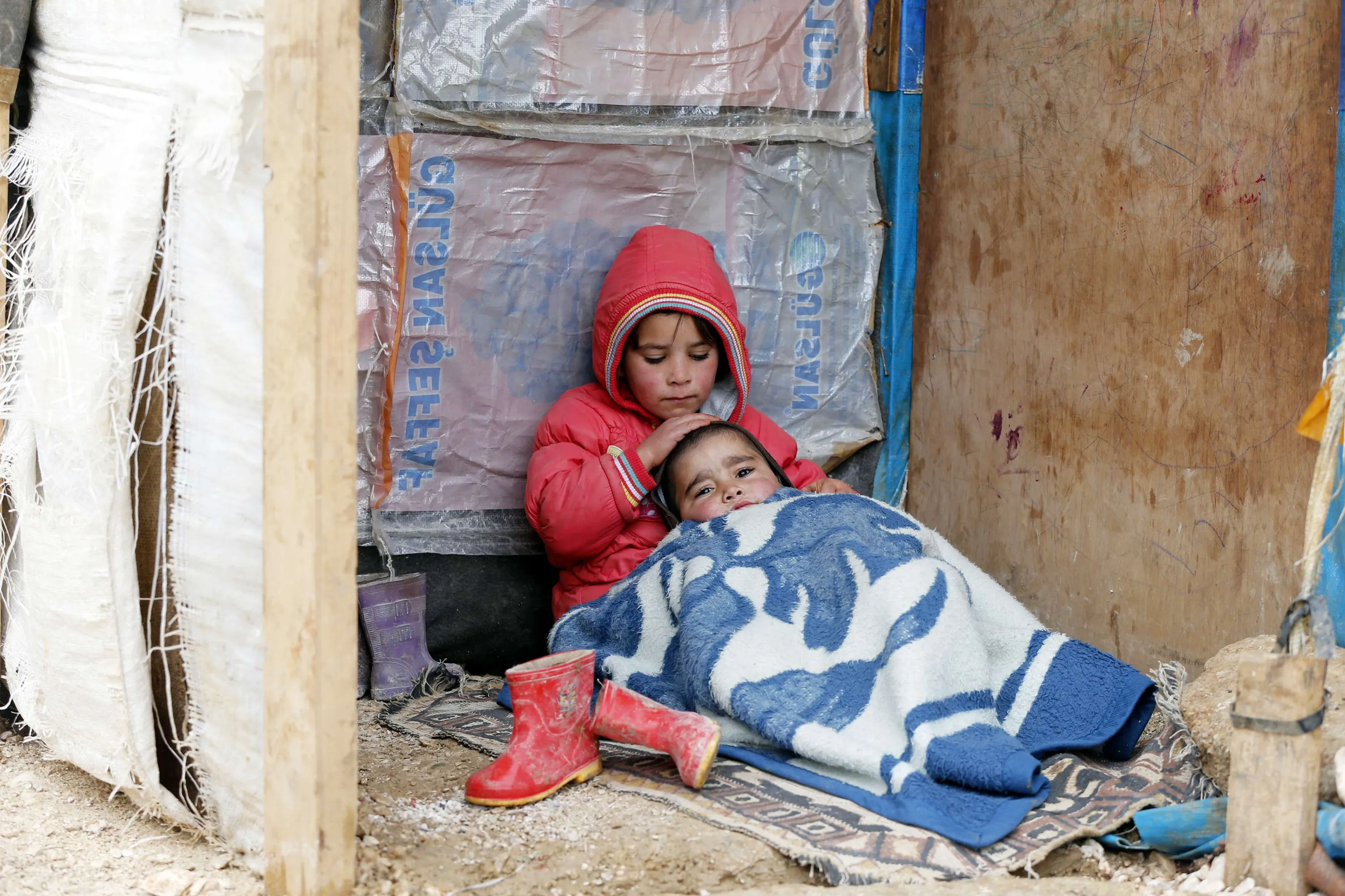 Бедные мусульмане. Мусульманский ребенок бедный. Голодные сирийские дети.
