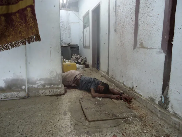 The body of a suspected al Qaeda militant lies in a house raided by security forces in the southern Yemeni port city of Aden October 2, 2012. (Photo by Reuters/Stringer)