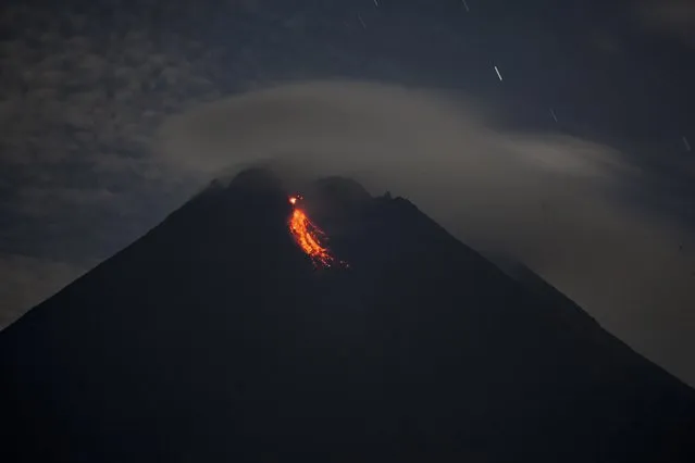 Lava streams down from Mount Merapi as seen from Sleman, Yogyakarta, Indonesia, 06 January 2021. Indonesian authorities evacuated hundreds of villagers living on the slope of Mount Merapi following the increase of volcanic activities. Mount Merapi is one of the most active volcanoes in the country. At least 300 people were killed when it erupted in 2010. (Photo by Ali Lutfi/EPA/EFE)