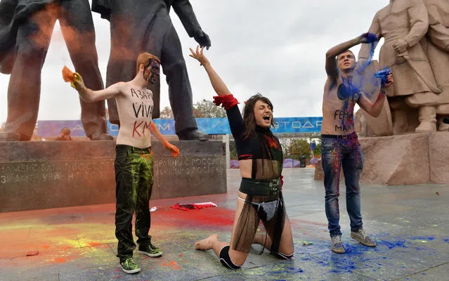 Activists of the Creative Youth organization throw colored powder to symbolize a rainbow during a Ukraine to EU protest in Kiev on September 24, 2013. Protesters called on joining European human values, for an end of homophobia in the country and to allow same-s*x marriages. (Photo by Sergei Supinsky/AFP Photo)