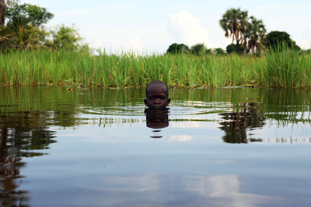 An internally displaced girl plays in the Sudd Swamp near the town of Nyal, South Sudan on August 19, 2018. (Photo by Andreea Campeanu/Reuters)