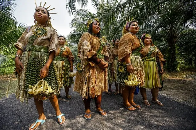 Mah Meri girls dressed in their traditional costumes arrive to perform the “Main Jo-oh” dance during the Ari Muyang festival at the Mah Meri tribe village of Sungai Bumbun in Pulau Carey, some 140 kilometers (about 87 miles) southwest of Kuala Lumpur, Malaysia, 20 March 2015. The annual Ari Muyang or Ancestor's Day is celebrated by Malaysia's Mah Meri tribe by offering prayers and blessings in honour of their ancestors. (Photo by Azhar Rahim/EPA)