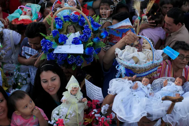 Catholic faithfuls hold figurines of baby Jesus during a religious procession on Holy Innocents Day in Antiguo Cuscatlan, El Salvador, December 28, 2016. (Photo by Jose Cabezas/Reuters)
